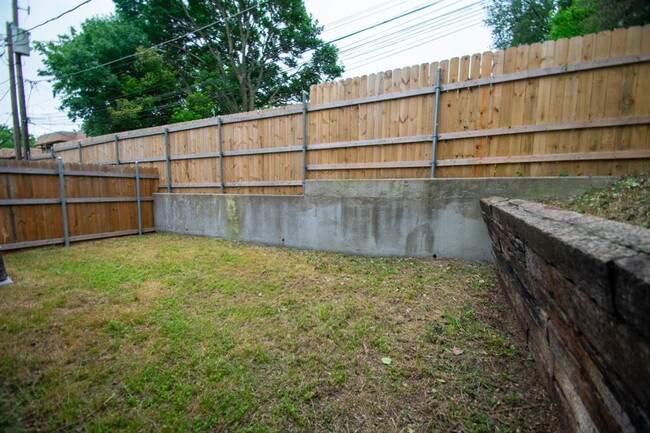 Building Photo - 2107 Mistletoe Ave