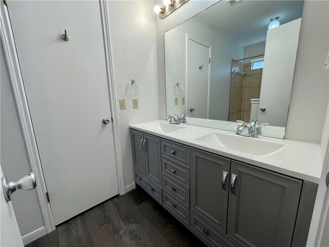 Building Photo - 2305 Darnell Dr