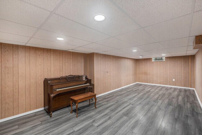 Building Photo - 4490 Blaine Ave SE