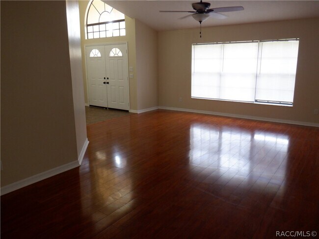 Building Photo - 335 E Falconry Ct