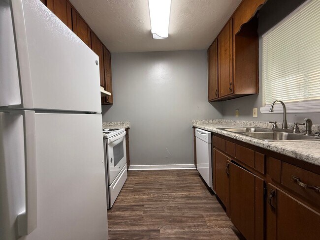 Building Photo - Downstairs unit off E Park avail NOW!!!