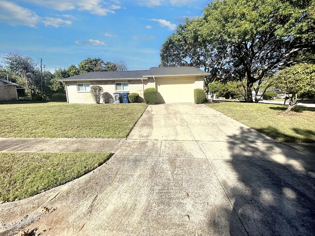 Building Photo - Lovely Home in Meadow Creek Estates