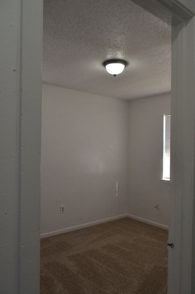 Building Photo - Reduced price!