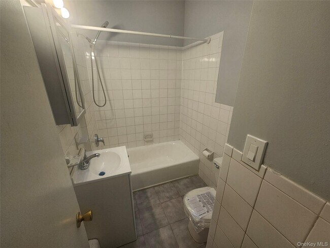 Building Photo - 202-15 Hollis Ave