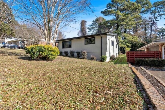 Building Photo - 2142 Cloverdale Dr SE