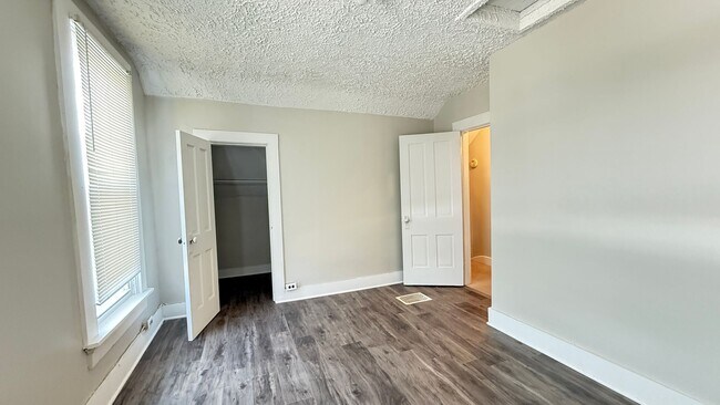 Building Photo - SPACIOUS...3 Bedroom 1 Bath