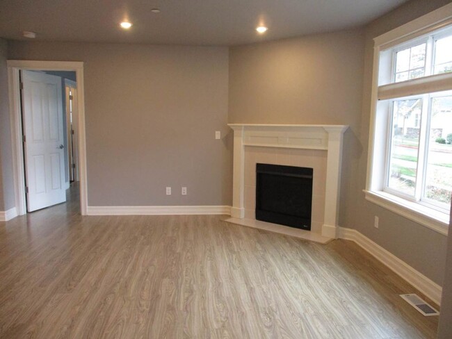 Building Photo - 2 Bedroom 2 Bath Condo in the Hunt Highlan...