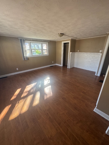 Building Photo - 1453 E Clay St