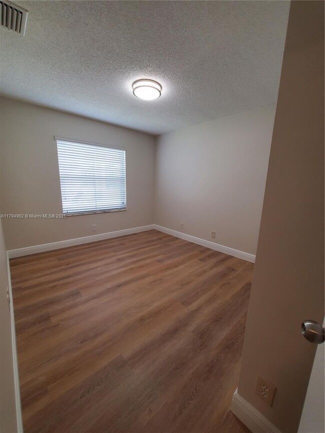 Building Photo - 858 Briar Ridge Rd