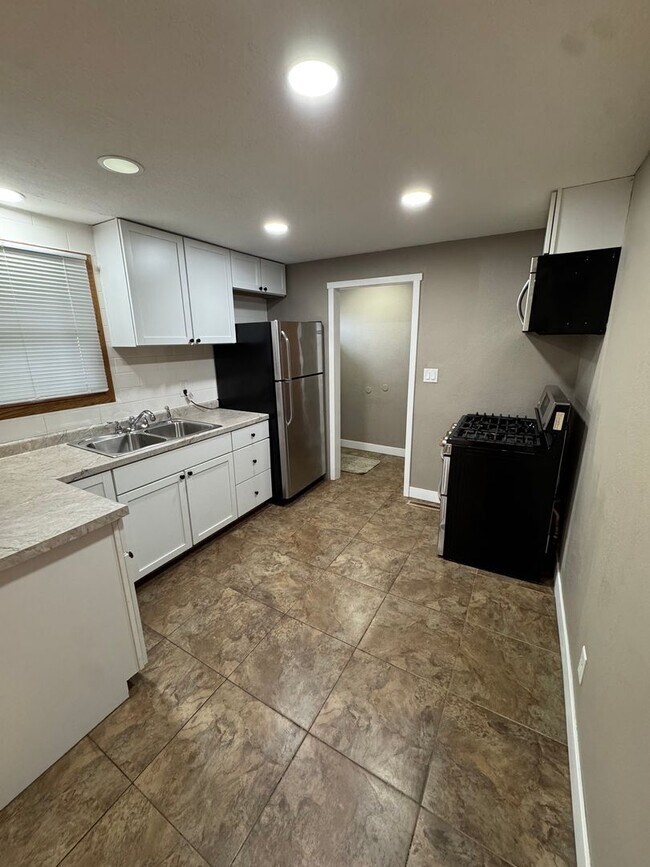 Building Photo - Main level house available for rent