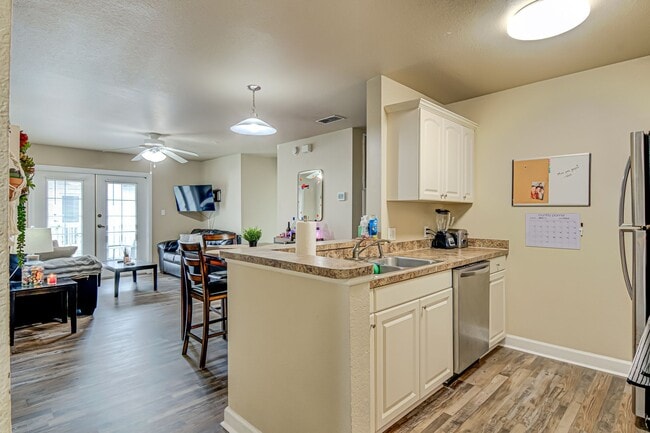 Building Photo - Oxford Terrace Phase I: 4/4 luxury apartment just 3 blocks from UF & 1 block from Sorority Row. L...