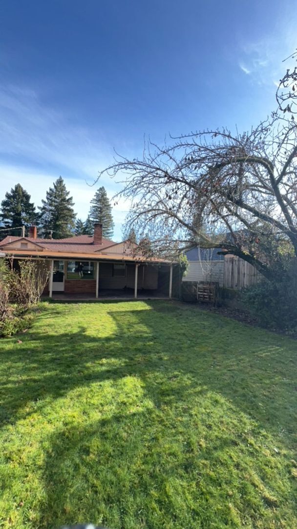 Building Photo - 2BD/1BATH - NORTHWEST GARAGE, LANDSCAPED YARD & WASHER/DRYER HOOKUP