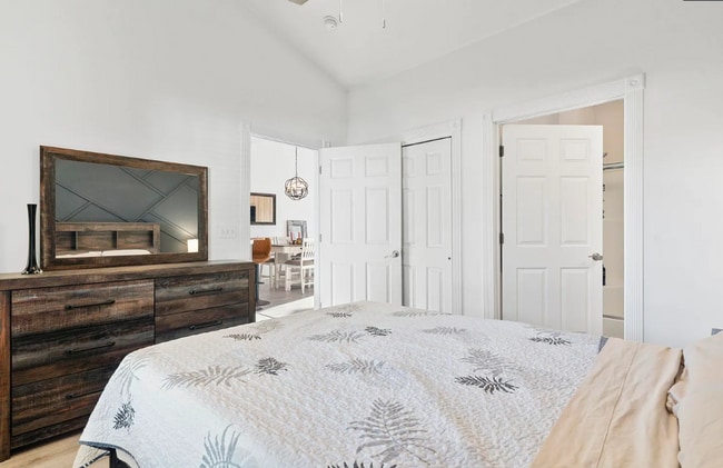 Building Photo - Stunning Top-Floor 2-Bedroom Retreat with ...