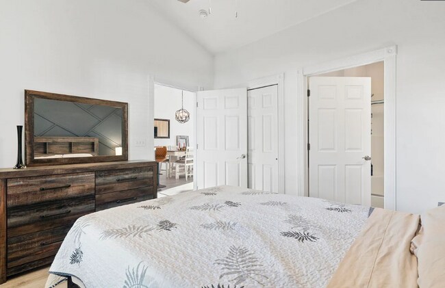 Building Photo - Stunning Top-Floor 2-Bedroom Retreat with Serene Pond Views!