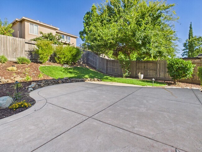Building Photo - Spacious 5-Bedroom Solar Home in Blackstone with Resort Style Amenities