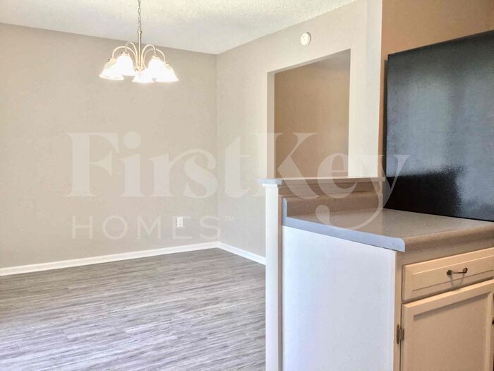 Building Photo - 3920 Pinetop Dr