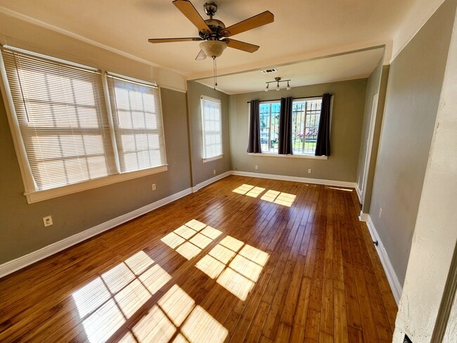 Building Photo - 2333 Pauline St