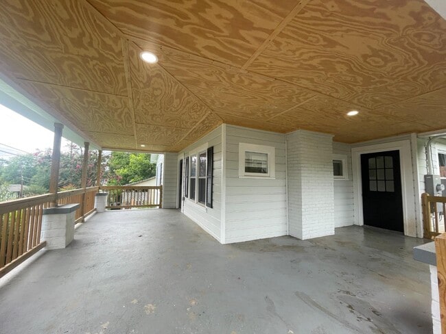Building Photo - 246 S Hill St