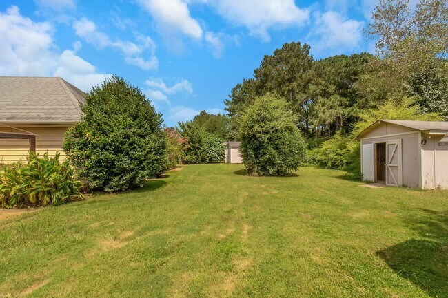 Building Photo - Don’t Miss This Beautiful 4BR/2BA Home wit...