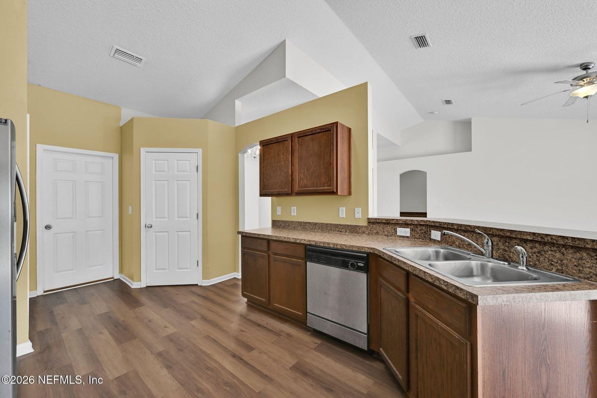 Building Photo - 10810 Stanton Hills Dr E