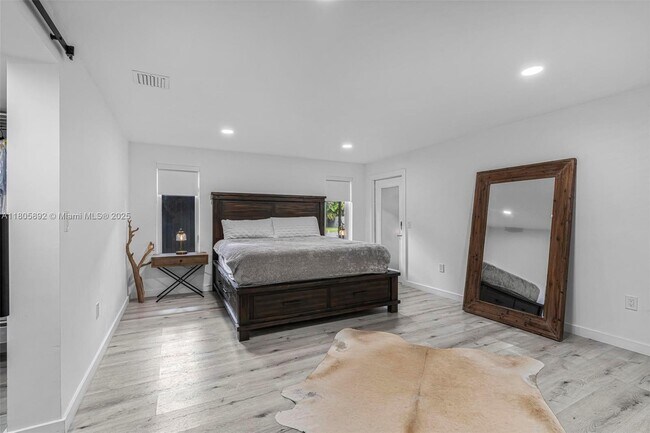 Building Photo - 6830 SW 69th Ave