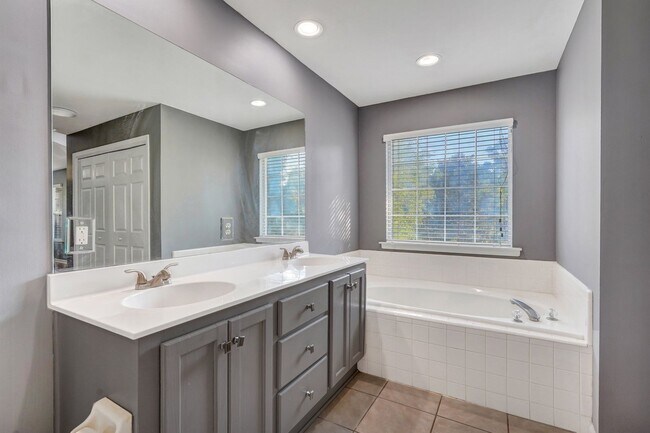 Building Photo - Richmond Hill Beauty: 4-Bedroom Home with Stunning Lagoon Views!