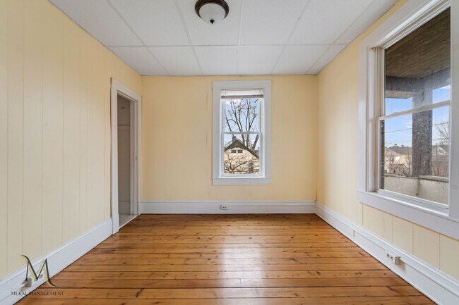 Building Photo - 464 Pleasant St
