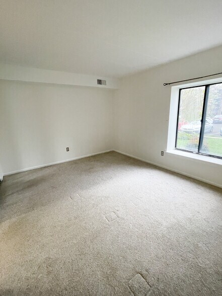 Building Photo - 56 Oakridge Dr