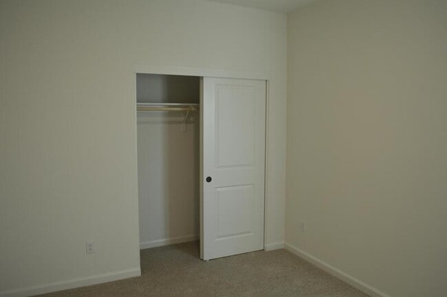 Building Photo - 573 Bedfordshire Dr