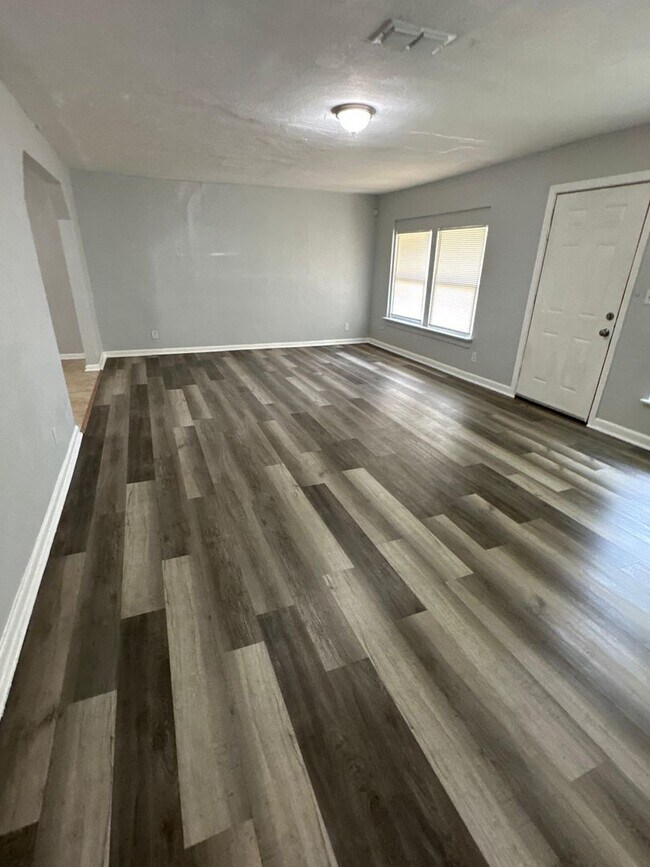 Building Photo - Renovated 3/1 Ready to Move In!