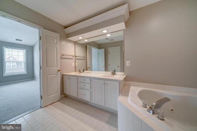 Building Photo - 6138 Manchester Park Cir