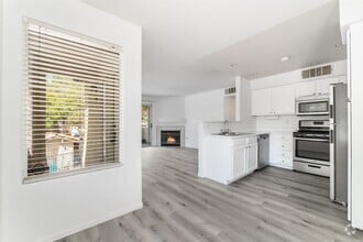 Building Photo - Upgraded Condo with Pool Views!