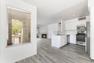 Building Photo - Upgraded Condo with Pool Views!