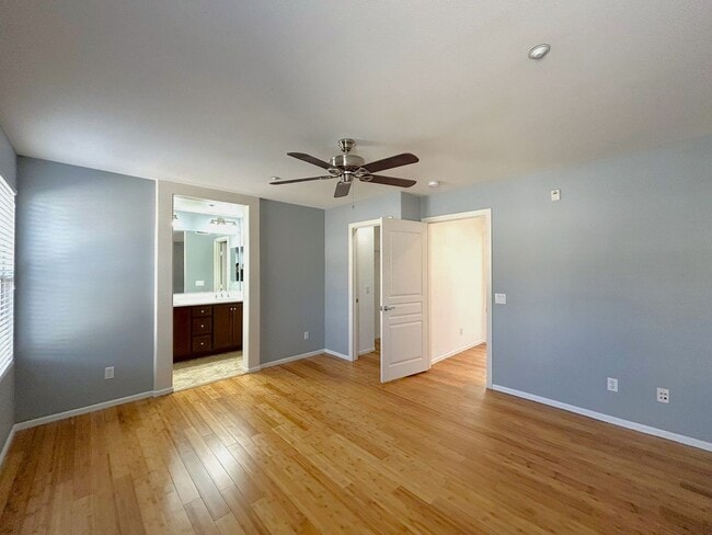 Building Photo - Beautiful Multi-Level 2-Bedroom Condo in Victoria Gardens HOA!