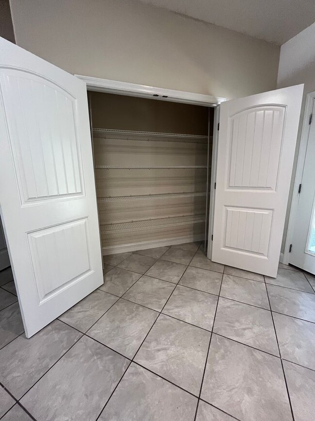 Building Photo - Charming 3 bedroom, 2 bathroom dulplex loc...