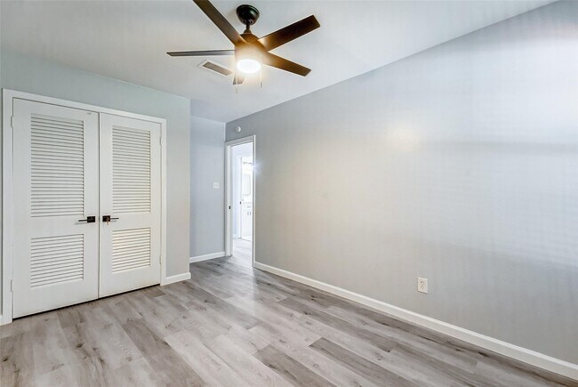 Building Photo - 5122 W Bellfort Ave