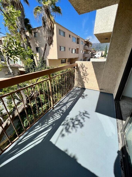 Building Photo - 1321 N Vista St