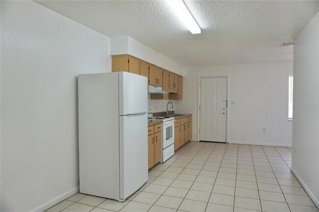 Building Photo - 2567 Elm Ave