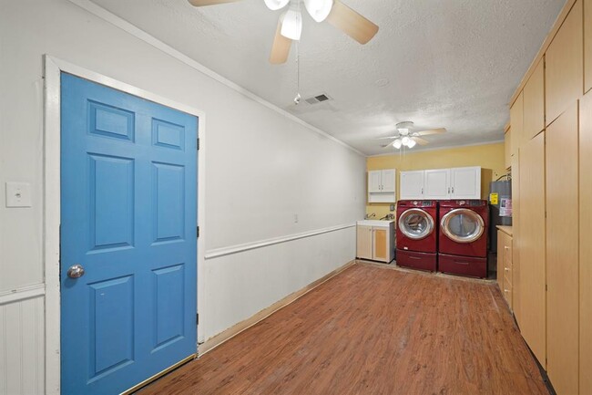Building Photo - 16730 David Glen Dr