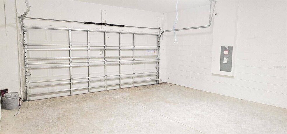 Building Photo - 413 Silver Palm Dr
