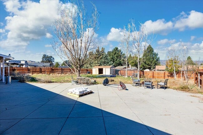 Building Photo - Stallion Springs Home!