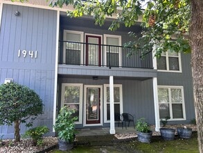 Building Photo - Spacious 2-Bedroom, 2-Bathroom Apartment in Fayetteville