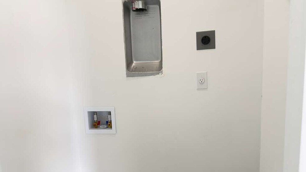 Building Photo - 520 Creuset Ave S