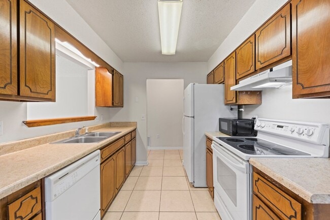 Building Photo - 3 Bedroom in Desirable Location!