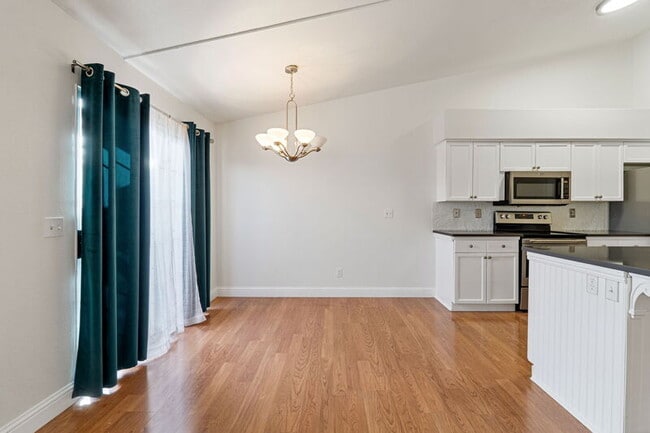 Building Photo - 8884 N Del Mar Ave