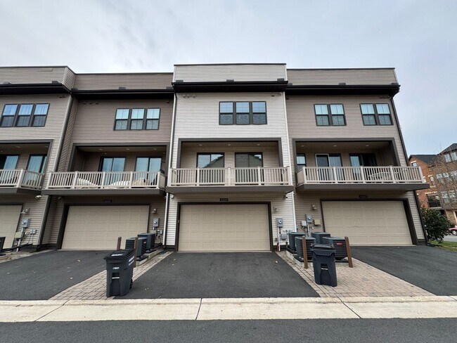 Building Photo - Stunning 4 Level 4 Bed 3/2 Bath Home With Balcony And Deck In Westmoore At Moorefield