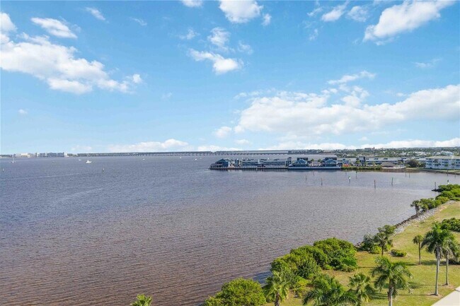 Building Photo - 1500 Park Beach Cir