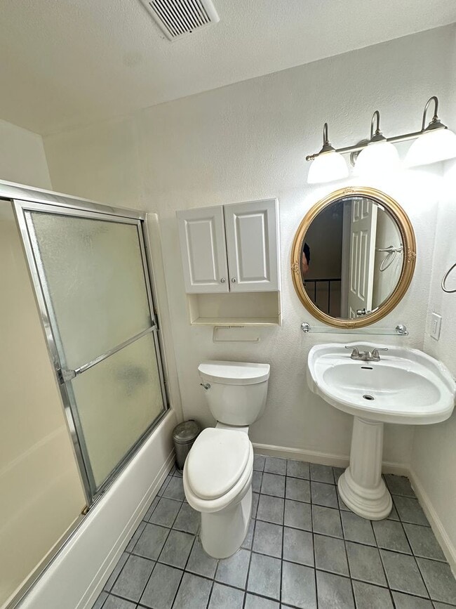 Building Photo - Beautiful 2BR/1BA two story condominium of...