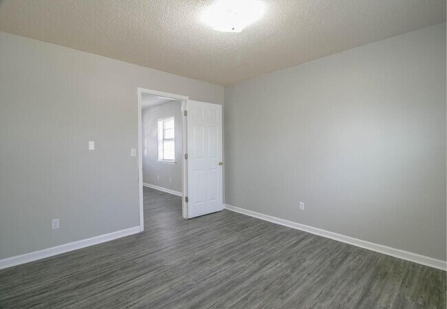 Building Photo - 15-415 Thompsonville Ln