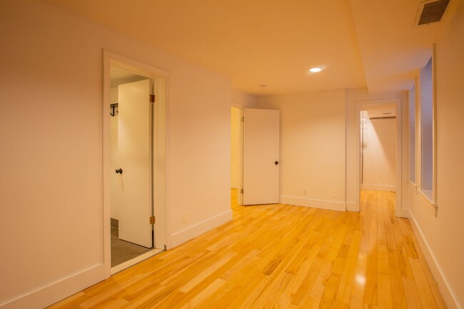 Building Photo - Lovely 2 BR/1.5 BA Apartment in Downtown!